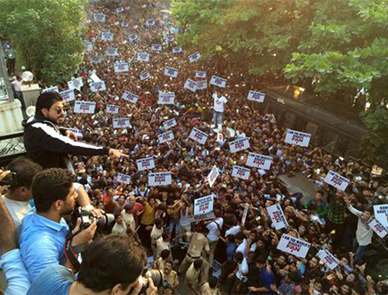 Fans take over and celebrate SRK's 50th birthday Gaurav style!