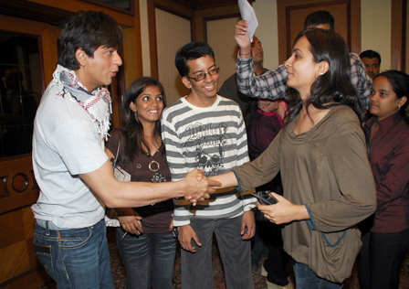 Shahrukh Khan Meets the Online Contest Winners of “Rab Ne Bana Di Jodi”