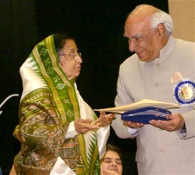 The President of India, Ms. Pratibha Patil giving the Award to Mr. Yash Chopra 