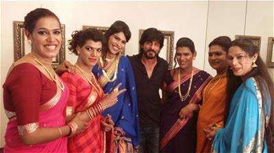 Shah Rukh Khan's greenroom gate-crashed by Transgender Band