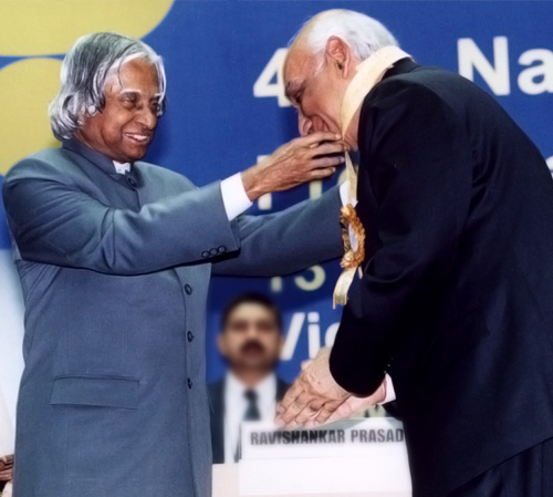 Yash-Chopra-Conferred-With-Dadasaheb-Phalke-Award Yash Chopra Conferred With Dadasaheb Phalke Award