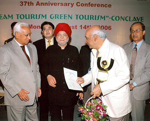 Yash Chopra Honoured With “Marketing King Award” Yash Chopra Honoured With “Marketing King Award”