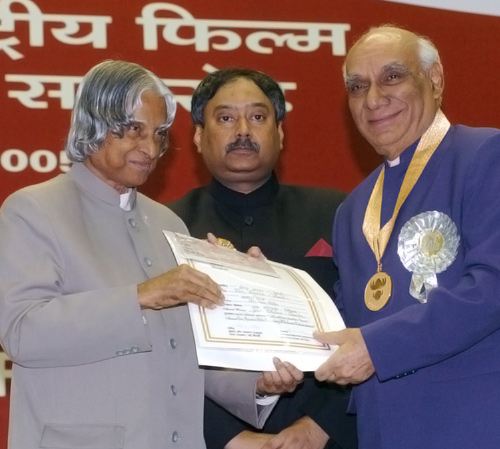 Yash Chopra receiving the National Award for Veer-Zaara