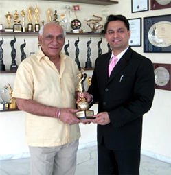 Yash Chopra receiving 'The Special Children's International Jury Prize' for Roadside Romeo